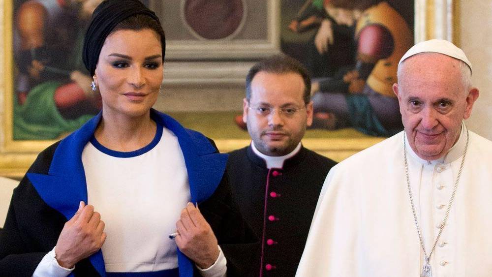 এমনকি কাতারে বসবাসকারী অ-মুসলমানদেরে জন্য উপাসনালয় তৈরির ব্যবস্থাও করেছেন নাসের। তাঁর আগে কাতারের আর কোনও রাজা বা রানিকে সাম্প্রদায়িক সম্প্রীতি নিয়ে ভাবতে দেখা যায়নি।