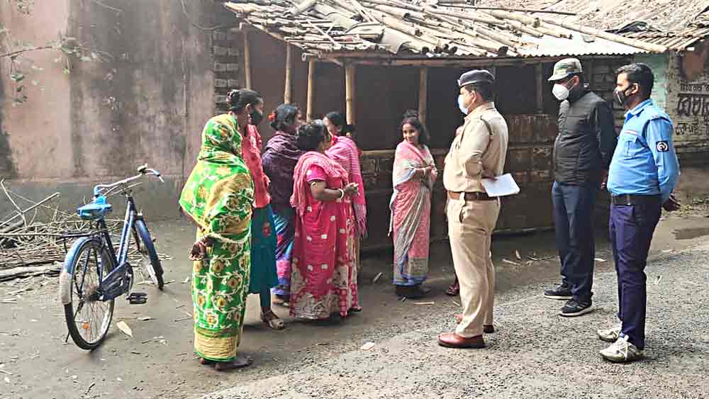  স্থানীয়দের জিজ্ঞাসাবাদ। শুক্রবার। 