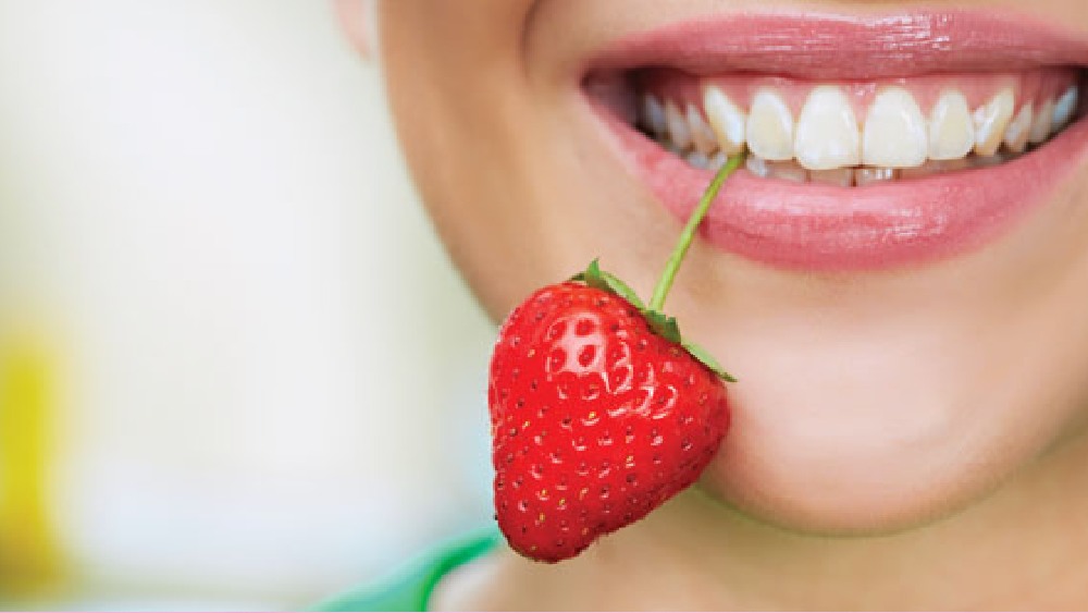 স্ট্রবেরির মধ্যে যে জৈব রাসায়নিকগুলি রয়েছে, সেগুলি দাঁত সাদা করতে সাহায্য করে।