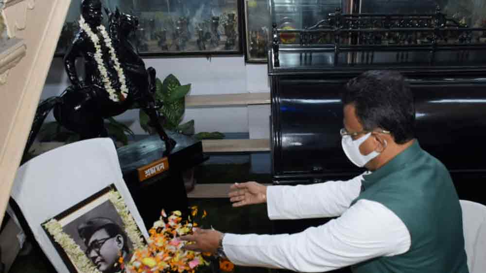 নেতাজির ছবিতে মালা দিয়ে শ্রদ্ধা জানাচ্ছেন মেয়র ফিরহাদ হাকিম।