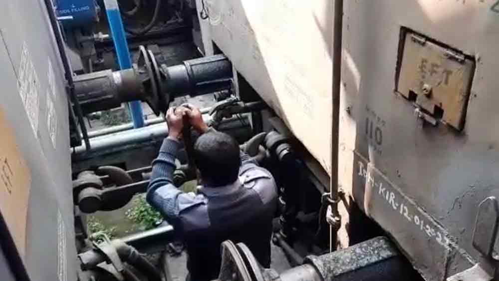 ডি থ্রি কামরাটি আলাদা করা হচ্ছে।