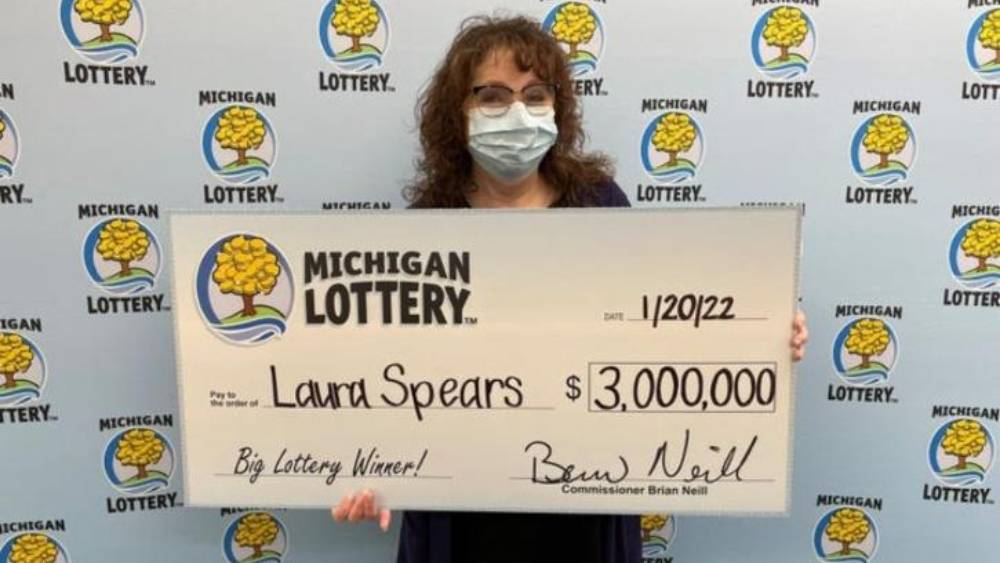 লটারির টিকিট হাতে লরা। 