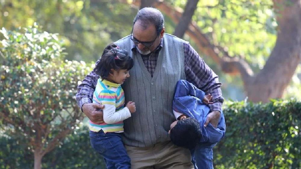 পরিবারের ছোটদের সঙ্গে আড্ডা দিন