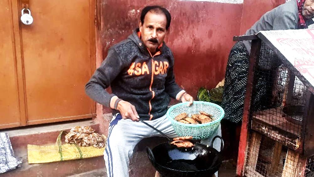  চপ, বেগুনি ভাজছেন বিধায়ক নীলাদ্রিশেখর দানা।