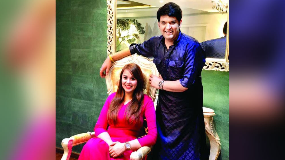 একটি সাক্ষাৎকারে কপিল বলেছেন, ‘‘গিনি জালন্ধরের মেয়েদের কলেজে পড়াশোনা করত। আর আমি পড়তাম একটি কো-এড কলেজে। গিনি আমার থেকে ৩-৪ বছরের জুনিয়র। আমাদের দেখা হওয়ার কথাই ছিল না।’’