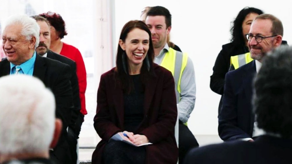 তার আগে নিউজিল্যান্ডের প্রধানমন্ত্রী হেলেন ক্লার্ক এবং ব্রিটেনের প্রধানমন্ত্রী টোনি ব্লেয়ারের দফতরে অ্যাসিস্ট্যান্ট হিসেবে কাজ করেছেন জাসিন্ডা। 