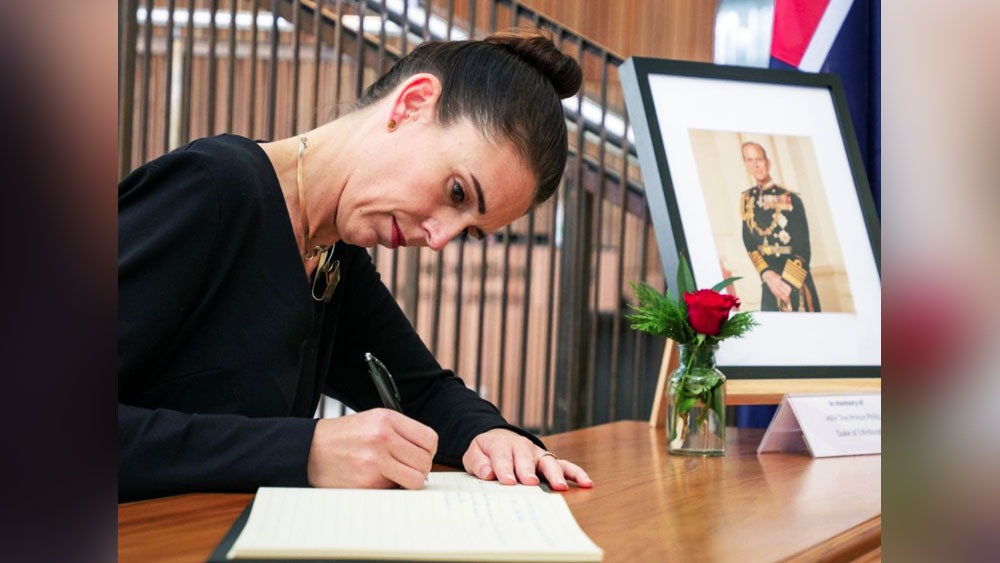 ২০০৮ সালে প্রথম নিউজিল্যান্ডের হাউজ অব রিপ্রেজেনটেটিভস-এর সদস্য হিসেবে নির্বাচিত হন। তবে রাজনীতিতে জাসিন্ডার যোগদান তারও অনেক আগে থেকে। ১৯৯৭ সাল থেকে তিনি লেবার পার্টির সঙ্গে কাজ করছেন। তখন তাঁর বয়স ১৭।