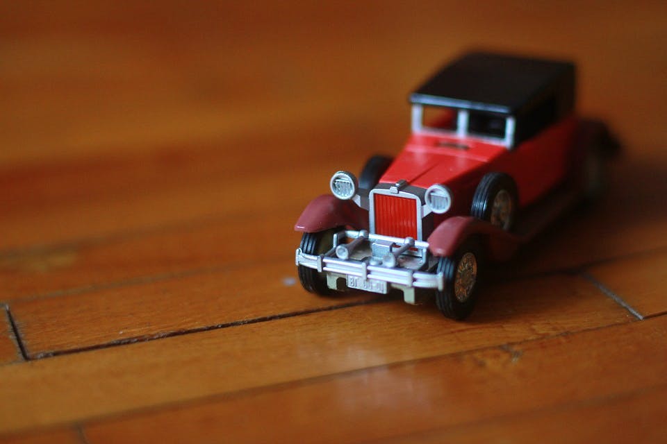  অকশন হাউসে অনেক পুরনো রাজকীয় গাড়ির খেলনা মডেল আপনি পেতে পারেন। 