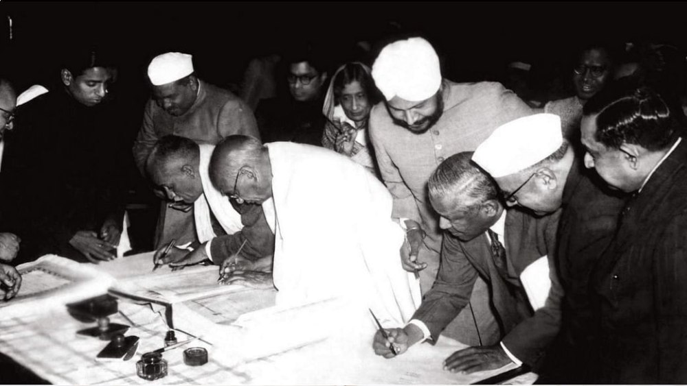 সংবিধানে সই করার ঐতিহাসিক ক্ষণ।
