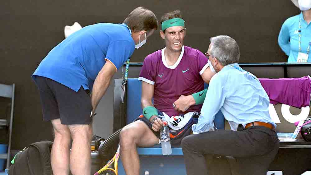 শুশ্রূষা: ম্যাচের মধ্যে সুস্থ করার চেষ্টা চলছে নাদালকে।