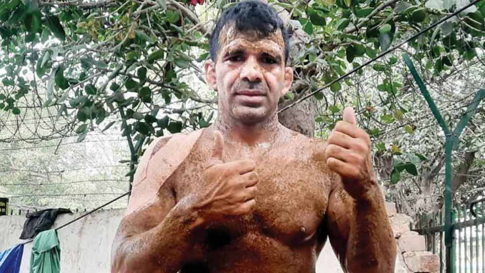 ২০০১ সালে ৭৬ কেজি বিভাগে ন্যাশনাল ক্যাডেট চ্যাম্পিয়নশিপে জয়ী হন বীরেন্দ্র। অন্য কেউ হল এই জয় জীবন বদলে দিতে পারত। বীরেন্দ্রর ক্ষেত্রে তা হয়নি। তাঁকে আন্তর্জাতিক প্রতিযোগিতায় পাঠানোর প্রস্তাব দেওয়া হলে ভারতর রেসলিং ফেডারেশন সরাসরি নাকচ করে দেয়। যুক্তি ছিল, মূক-বধির বীরেন্দ্র ম্যাচের বাঁশি শুনতে পাবেন না।