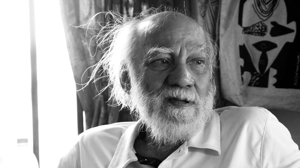 পদ্ম সম্মান একাধিক বার প্রত্যাখ্যান করেছেন বাঙালি নাট্যকার বাদল সরকার। ১৯৭২ সালে পদ্মশ্রী সম্মান ফিরিয়ে দেন। তার চার বছর আগেই সঙ্গীত নাটক অ্যাকাডেমি পুরস্কার পেয়েছিলেন বাদল। পদ্ম ফিরিয়ে তিনি জানান, এক জন লেখকের প্রাপ্য সেরা সম্মান তিনি পেয়ে গিয়েছেন সঙ্গীত নাটক অ্যাকাডেমির দেওয়া সম্মানেই।  পরে ২০১০ সালে কেন্দ্র তাঁকে পদ্মভূষণ দিতে চাইলেও বাদল তা নেননি। 