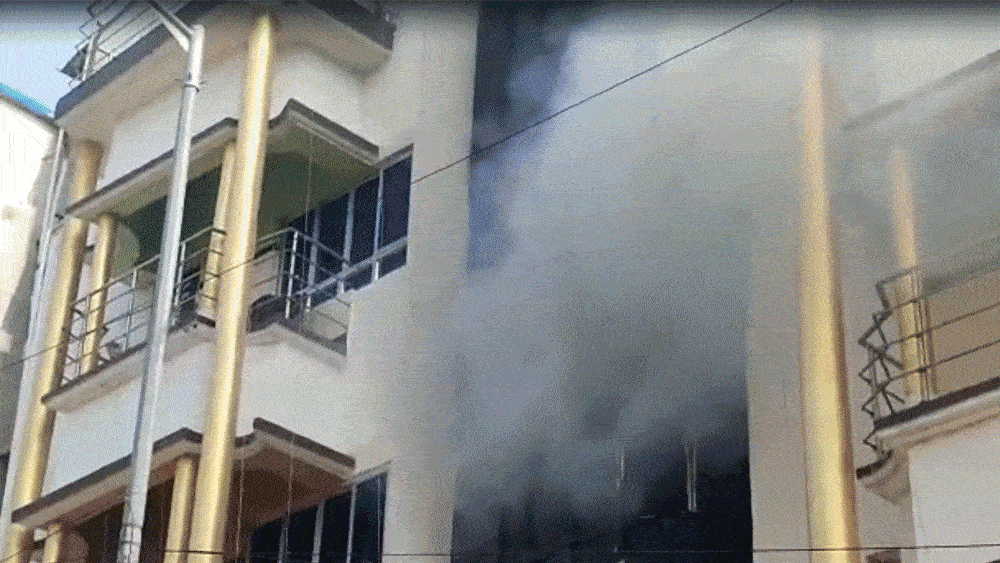 দিঘার হোটেলে আগুন, প্রাণ বাঁচাতে কার্নিশ থেকে ঝাঁপ দিলেন পর্যটক, আটকে বহু