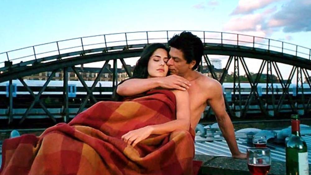 ওই সাক্ষাৎকারে শাহরুখ জানিয়েছেন, দর্শকরা দেখেন ভোর বেলায় এক বিছানায় নায়ক নায়িকার যখন ঘুম ভাঙছে, তাঁরা ফুলের মতো সতেজ। অথচ বাস্তবে আমাদের ততটাই এলোমেলো আর কুৎসিত দেখতে লাগে, যেমনটা ঘুম থেকে ওঠার পর আর পাঁচ জন সাধারণ মানুষকে মনে হয়। 