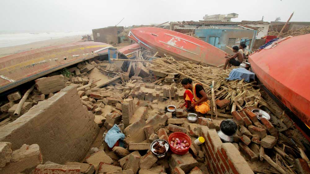 এই কঠিন পরিস্থিতির সঙ্গে লড়াই করে বেঁচে আছেন সুন্দরবনের ৪৫ লক্ষ মানুষ।
