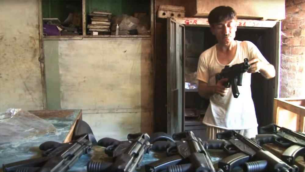 অস্ত্রের দামও নাগালের মধ্যেই। একটু পুরনো মডেলের কালাশনিকভ রাইফেল বা পিস্তল মেলে সস্তা স্মার্টফোনের চেয়েও কম দামে। তার চেয়ে কয়েক হাজার পাকিস্তানি টাকা বেশি খরচ করলেই মিলবে বিশ্বখ্যাত অস্ত্রনির্মাতা ‘হেকলার অ্যান্ড কখ’-এর এমপি-৫।