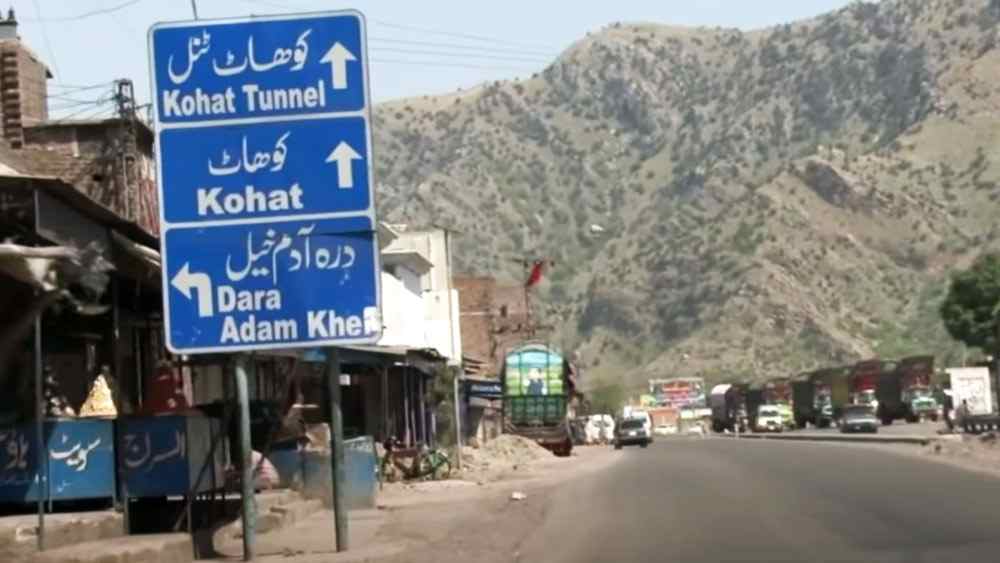 আশির দশকে আফগানিস্তানে সোভিয়েত সেনার প্রবেশের পর থেকেই ডেরা আদমখেলের অস্ত্র বাজারের রমরমা শুরু। খাইবার-পাখতুনখোয়ার রাজধানী পেশোয়ারের ৩৫ কিলোমিটার দূরের এই গঞ্জ ছিল আফগান মুজাহিদের অস্ত্রাগার।