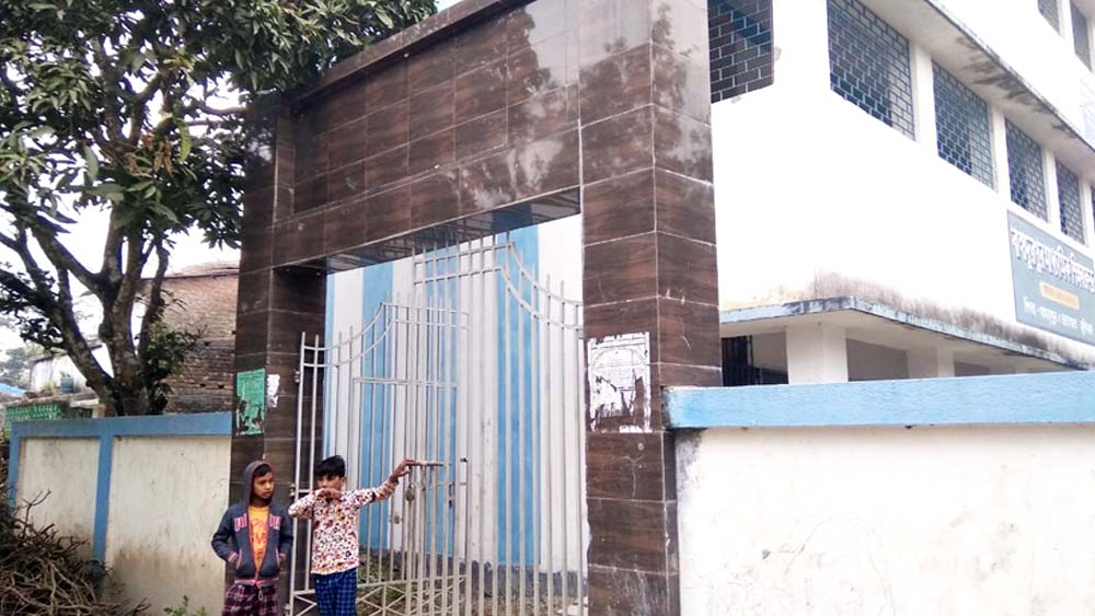 উত্তর দিতে পারি না। উত্তর দেব কী? মাস্টার হয়েছি, অথচ ছাত্রছাত্রীদের এই প্রশ্নের উত্তর নেই আমাদের কাছে। লজ্জা হয়।