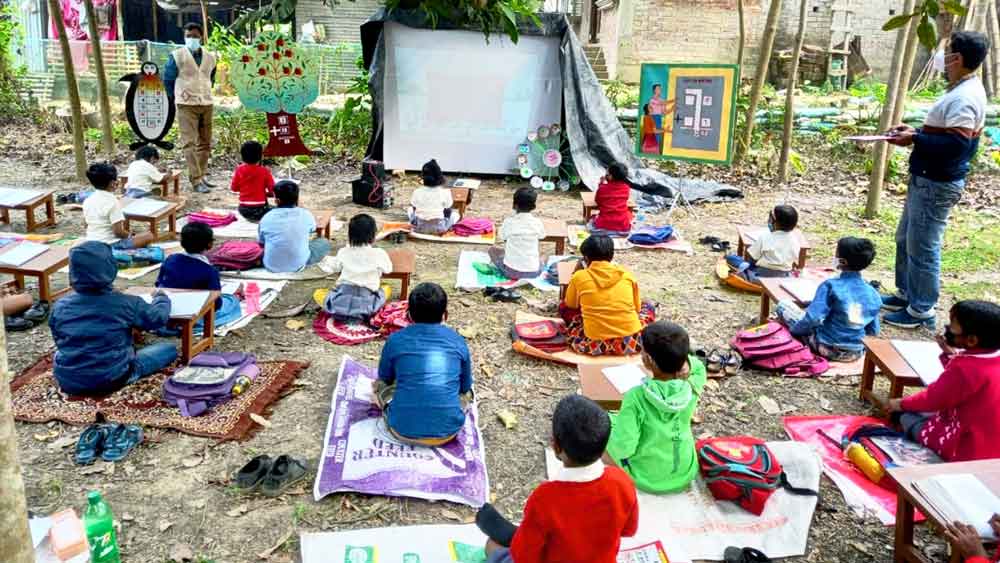 পঠনপাঠন: খোলা মাঠে চলছে ক্লাস। 