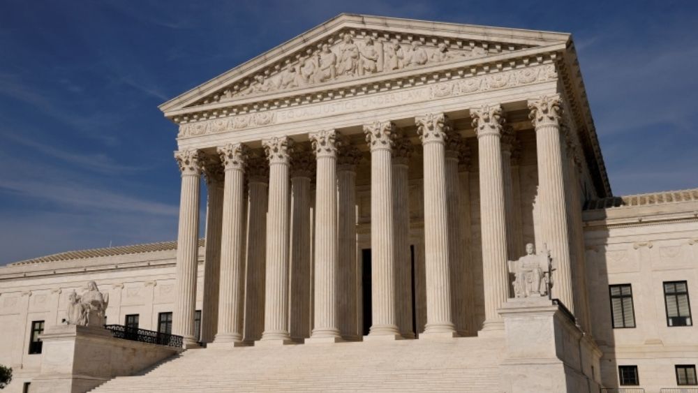 এক অপরাধ মামলায় জেল হয় ডোনাল্ডের প্রেমিকার। তাঁর জামিনের জন্য চেষ্টার কসুর করেননি তিনি। তবু জামিনের জন্য যে অর্থ দরকার তা জোগাড় করে উঠতে পারেননি। অতঃপর সিদ্ধান্ত চুরির! সেটাও এক নামজাদা হোটেলে।