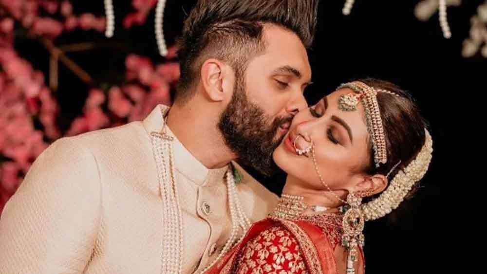 বিয়ের পরেও মৌনীর গালে আদরের চুমু এঁকে দিলেন সূরজ।