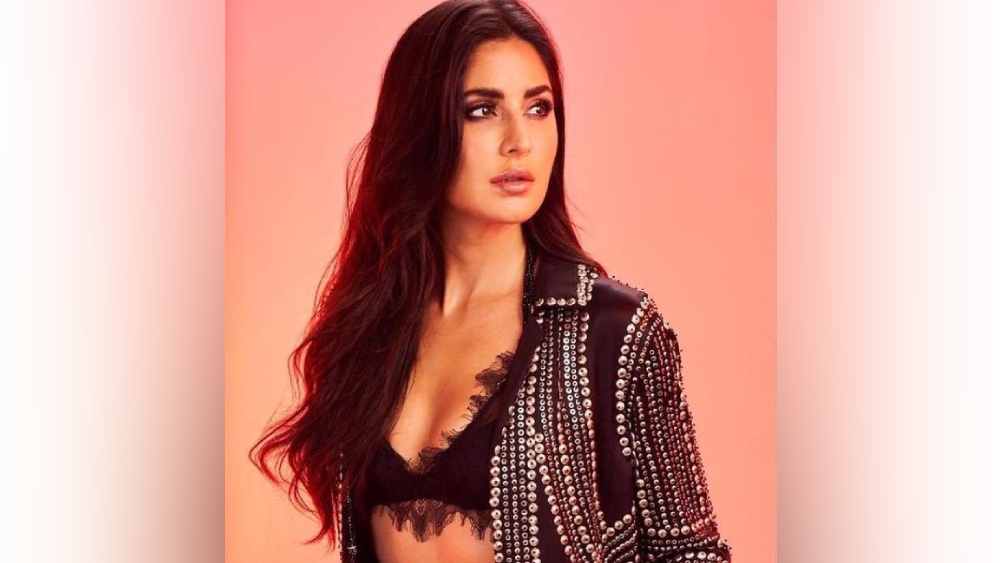 ক্যাটরিনাও কখনও ওই চুম্বন দৃশ্য বা তার মহড়া নিয়ে প্রকাশ্যে কথা বলতে চাননি। প্রসঙ্গ উঠলে এড়িয়ে গিয়েছেন। তবে মুখ বন্ধ রাখেননি গুলশন। 