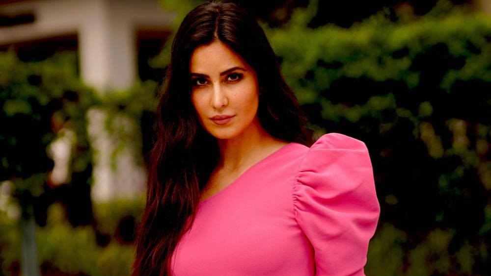 আসলে বিতর্কিত চুম্বন দৃশ্যটি নিয়ে ক্যাটরিনার কথা না বলতে চাওয়ার ব্যাপারে গুলশনের প্রতিক্রিয়া জানতে চেয়েছিলেন সাংবাদিক। গুলশন বলেছিলেন, ‘‘কোনও অভিনেতা যদি এক বার কোনও কাজ করে ফেলেন, আর তা যদি ক্যামেরায় বন্দি হয়ে যায়, তবে আপনি সেটাকে লুকনোর চেষ্টা করলেও লুকতে পারবেন না।’’