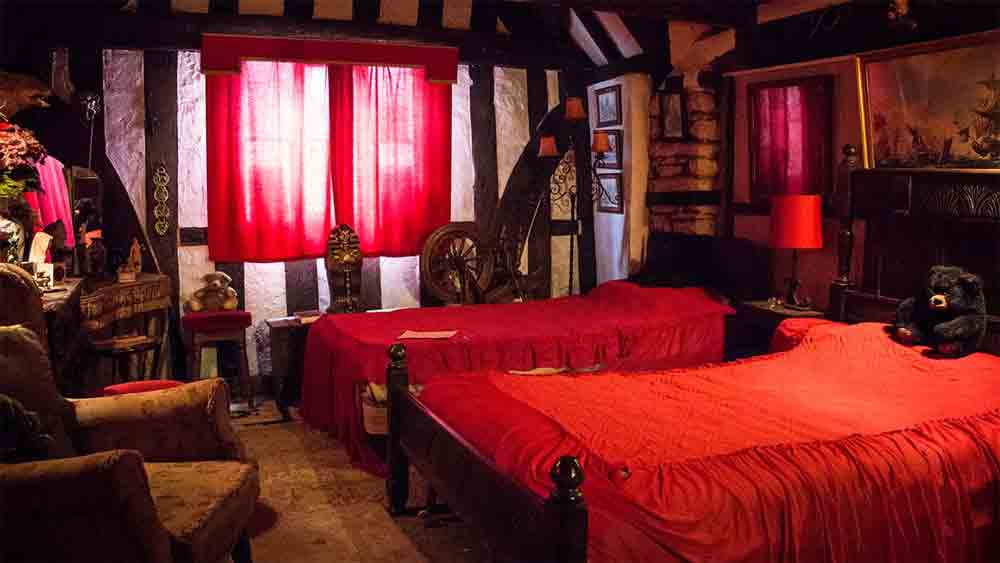 জনের দাবি, বাড়ির জিনিসপত্র আপনাআপনিই নড়েচড়ে বেড়ায়। রাতবিরেতে শোনা যায় অদ্ভুতুড়ে আওয়াজ। এক বার বাড়ির মেঝে খোঁড়াখুঁড়ি করতেই বেরিয়ে আসে হাড়গোড়ের পাহাড়। সঙ্গে বহু প্রাচীন একজো়ড়া ধারালো ছুরি। পাওয়া যায় দেওয়ালে গাঁথা বেড়ালের মমি। জনের মেয়ে ক্যারোলাইনের দাবি, ‘‘এটিই দুনিয়ার সবচেয়ে ভুতুড়ে বাড়ি!’’