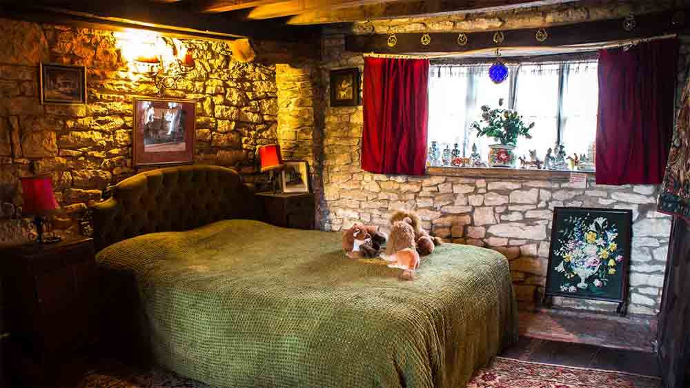 ইংল্যান্ডের গ্লস্টারশায়ারের ছোট্ট শহর ওটন-আন্ডার-এজে ক্যারোলাইনদের পান্থশালা ‘এনসিয়েন্ট র‌্যাম ইন’ ঘিরে ঘটে চলেছে যাবতীয় সব অদ্ভুতুড়ে কাণ্ডকারখানা। বহু বাসিন্দার দাবি, এটিই ইংল্যান্ডের সবচেয়ে ভুতুড়ে বাড়ি। এমনকি, দুনিয়ার সবচেয়ে ভুতুড়ে বাড়িগুলি মধ্যে অন্যতম।