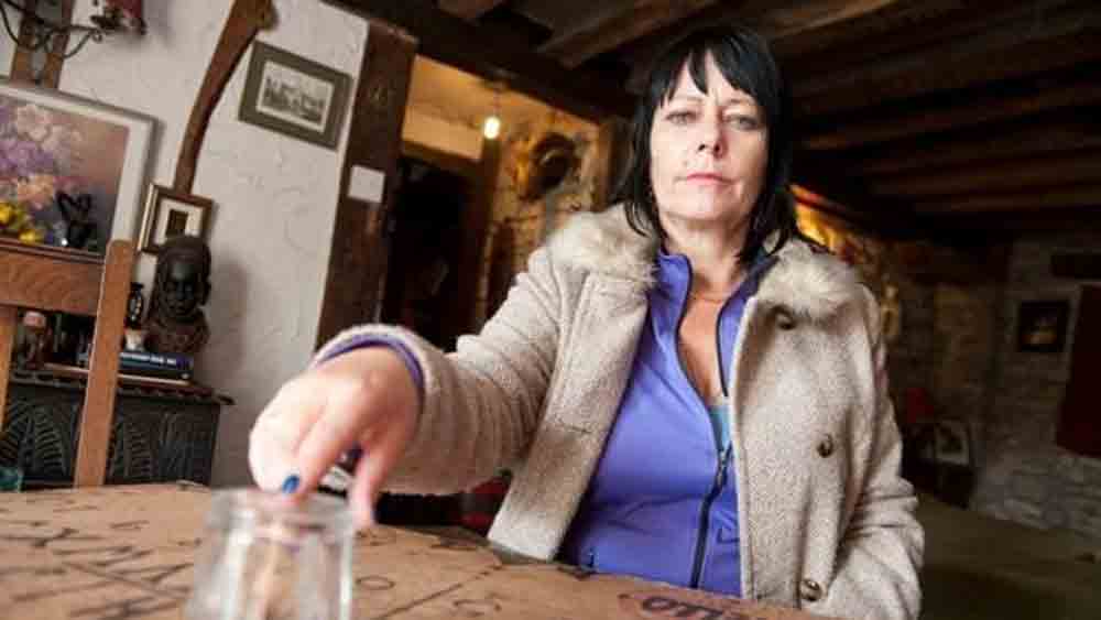 সেই ১৯৬৮ সালে মা-বাবার হাত ধরে পান্থশালায় পা রেখেছিলেন আট বছরের ক্যারোলাইন। এই ষাট বছর বয়সেও এ বাড়ির কাণ্ডকারখানা ঘিরে তাঁর ভয় কাটেনি। এখনও চোখ বুজলেই শিউরে ওঠেন বৃদ্ধা।