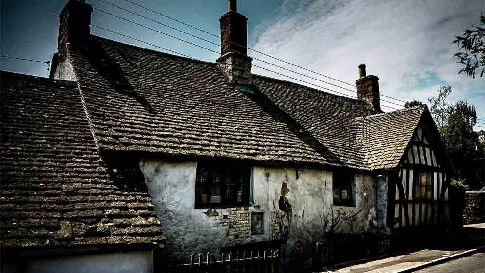 ক্যারোলাইন জানিয়েছেন, ১১৪৫ সালে এই পান্থশালার নির্মাণ করা হয়েছিল। তবে তার বহু আগে থেকেই এর গোটা চত্বর জুড়ে বসতি গড়ে উঠেছিল। অনেকের মতে, খ্রিস্টপূর্ব ৯০০ বছর বা তারও আগে এখানে দাসেদের রাখা হত। বসবাস করেছেন খ্রিস্টান সন্ন্যাসীরাও। পান্থশালার অদূরে স্টেন্ট মেরিজ গির্জার নির্মাণের সময় তার কারিগর, রাজমিস্ত্রিরাও এখানে ঠাঁই নিয়েছিলেন।