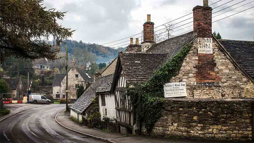 বিশাল এলাকা জুড়ে থাকা সম্পত্তির গোটাটাই কিনেছিলেন ক্যারোলাইনের বাবা। অতিথিদের জন্য থাকাখাওয়ার এই জায়গা জুড়ে গত কয়েক শতকে নানা ভুতুড়ে উপদ্রব ঘটেছে বলে দাবি তাঁদের। সব কিছুই যেন ইঙ্গিত দেয়, এক সময় এ বাড়িতে ভয়ঙ্কর কিছু ঘটেছিল!