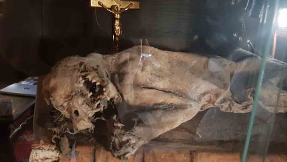 ২০১৭ সালে ক্যারোলাইনের বাবা মারা যান। তিনিই প্রথম এ বাড়িতে ‘তেনাদের’ আনাগোনা টের পেয়েছিলেন বলে দাবি পরিবারের। মৃত্যুর কয়েক বছর আগে বাড়ির দেওয়াল সংস্কারের কাজ করতে গিয়ে সেখানে গাঁথা একটি বেড়ালের মমিও উদ্ধার করেন জন। তা নাকি ৫০০ বছরের পুরনো। দেওয়ালের মধ্যে লেবু দিয়ে রাখা ওই মমি প্রায় অবিকৃত ছিল বলে জানিয়েছেন ক্যারোলাইন। সম্ভবত অশুভ শক্তিকে তাড়াতেই এ ব্যবস্থা বলে দাবি তাঁর।