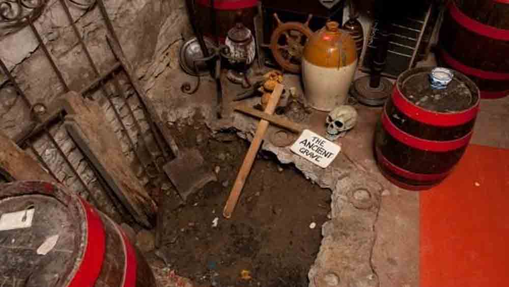 এখানেই শেষ নয়। এক বার বসার ঘরের মেঝে সারাইয়ের সময় টালিপাথর সরানো হচ্ছিল। সে সময় টালি সরাতেই নীচ থেকে বেরিয়ে পড়ে অসংখ্য হাড়গোড়। সঙ্গে এক জোড়া ধারালো ছুরিও উদ্ধার হয়।