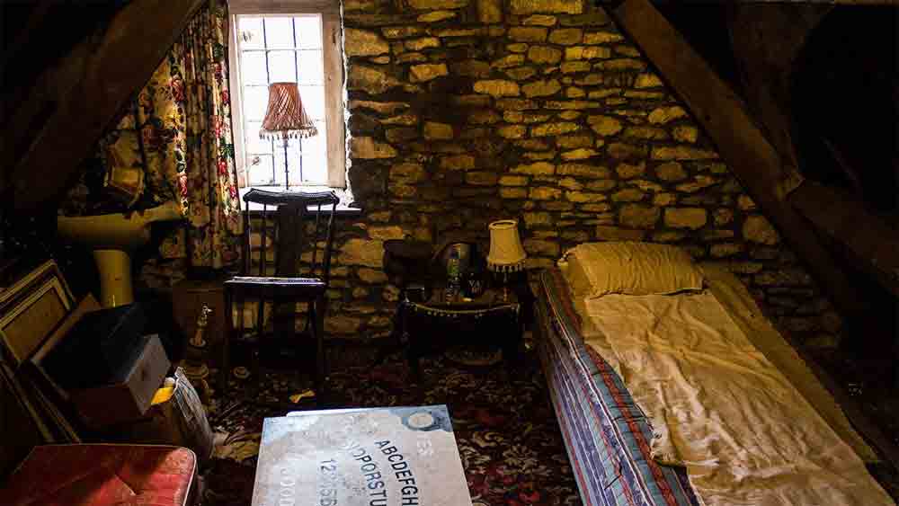 বাড়ির মেঝেতে কে বা কারা হাড়গোড় পুঁতে রেখেছে? এ সব কাদের হাড়গোড়? আতঙ্কে সিঁটিয়ে থাকলেও অনুসন্ধান করতে শুরু করেন জন। মনে পড়ে, এক বার এক জ্যোতিষী তাঁকে বলেছিলেন, ‘‘এ জায়গায় শিশুদের কবর দেওয়া হয়েছে।’’ কিন্তু কেন?