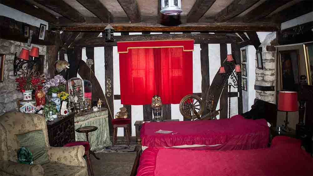 হাড়গোড়ের পাশে রাখা ধারালো জোড়া ছুরি কিসের ইঙ্গিত? প্রশ্নগুলি তা়ড়িয়ে বেড়ায়ে জনকে। ‘‘তবে কি এখানে শিশুবলি দেওয়া হত?’’ বাবার মতোই প্রশ্ন ছিল ক্যারোলাইনের। তাঁর মতে, জোড়া ছুরি উদ্ধারের ঘটনা শিশুবলির দিকেই ইঙ্গিত করছে।