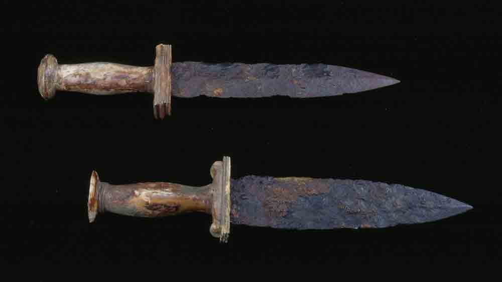 ছুরি দু’টি নিয়ে প্রত্নতত্ত্ববিদদের কাছে গিয়েছিলেন জন। ক্যারোলাইন বলেন, ‘‘প্রত্নতত্ত্ববিদদের রিপোর্ট থেকে জানা গিয়েছে, ছুরিগুলির গায়ে বেশ কয়েকটি তারিখ খোদাই করা রয়েছে। তবে সেই তারিখগুলি কবেকার, তা চিহ্নিত করতে পারেননি তাঁরা। যদিও ছুরিগুলি যে বেশ প্রাচীন, তা নিশ্চিত।’’