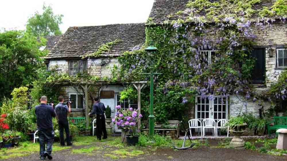 যদিও ২০১৪ সাল নাগাদ ক্যারোলাইনদের বাড়ি থেকে ওই ছুরি জো়ড়া চুরি হয়ে যায়। ক্যারোলাইন বলেন, ‘‘একটি কাচের বাক্সে ওই ছুরি দুটো রাখা ছিল। বাবা বাড়িতে থাকাকালীন পর্যটকদের এ জায়গা ঘুরিয়ে দেখানোর সময় সেগুলি চুরি হয়ে গিয়েছিল।’’ তা নিয়ে আক্ষেপ মেটেনি ক্যারোলাইনের। তাঁর কথায়, ‘‘ছুরিগুলি মূল্যবান তো বটেই। তা ছাড়া ছুরিগুলির গায়ে খোদাই করা অক্ষরগুলির মাধ্যমে হয়তো জানা যেত সেগুলি বলির কাজে লাগানো হত কি না।’’
