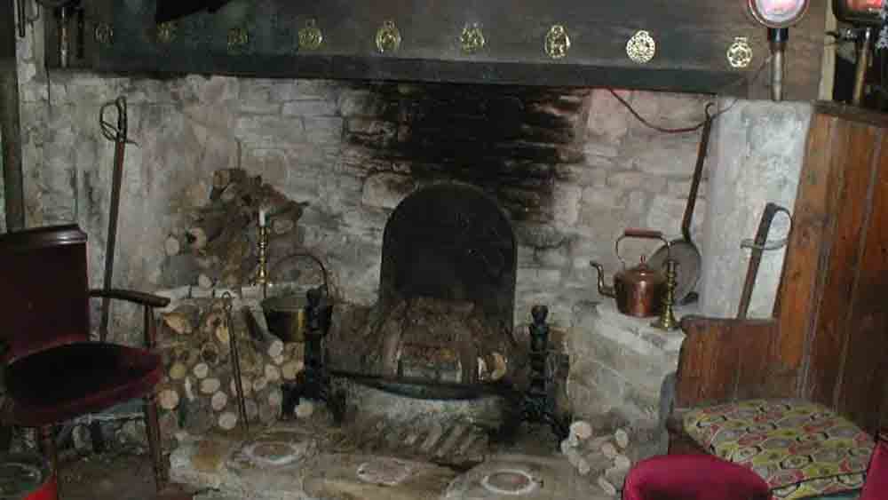 ‘এনসিয়েন্ট র‌্যাম ইন’ থেকে সম্প্রতি আরও হাড়গোড় উদ্ধার হয়েছে। একতলায় একটি ঘরে সিঁড়ির নীচের মেঝে খুঁড়ে অজস্র হাড়গোড় দেখতে পেয়েছেন ক্যারোলাইনের সঙ্গী মিক। হাড়গোড়ের মধ্যে রয়েছে শিরদাঁড়া, চোয়াল, ঊরুর অস্থি এবং একটি মানুষের খুলি। ক্যারোলাইন বলেন, ‘‘হাড়গোড়গুলি কাদের দেহাংশ তা জানা উচিত। হাড়গোড়ের মধ্যে ওই ছুরি দু’টিই বা কেন কবর দেওয়া হল, সে নিয়েও তদন্ত হওয়া প্রয়োজন।’’