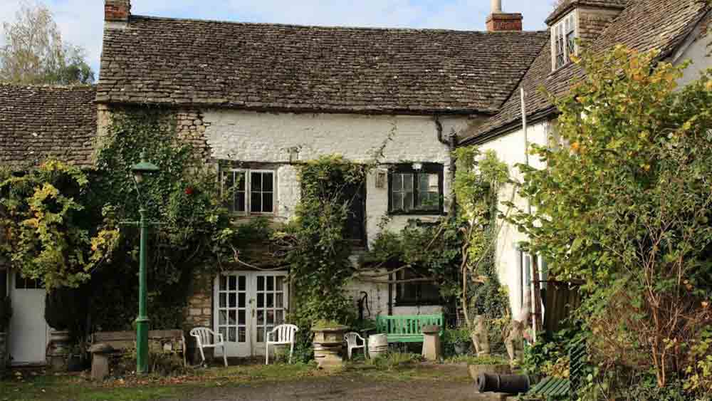 এলাকার বাসিন্দারা বলেন, কবরখানার উপরে এই পান্থশালা গড়ে উঠেছে। ফলে ভূতসন্ধানীদের কাছে এ জায়গাটি বেশ লোভনীয়। এই পান্থশালায় বহু বার হানা দিয়েছেন আধিভৌতিক জগৎ নিয়ে কৌতূহলীরা। একাধিক টেলিভিশন শোতেও রমরমা বাজার ধরে ফেলেছে ক্যারোলাইনদের পান্থশালা ‘এনসিয়েন্ট র‌্যাম ইন’!