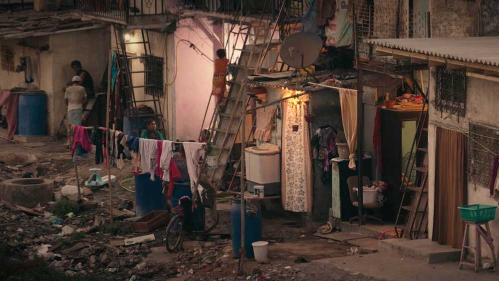 শাহিনা লেখেন, ‘ওই ওয়েবসিরিজে মুম্বইয়ের বস্তি এলাকার যে বাড়িগুলি দেখতে পাওয়া যাচ্ছে, তার মধ্যে একটি বাড়ি আমার। আমি ২০১৫ সাল পর্যন্ত এই বাড়িতেই থেকেছি।’