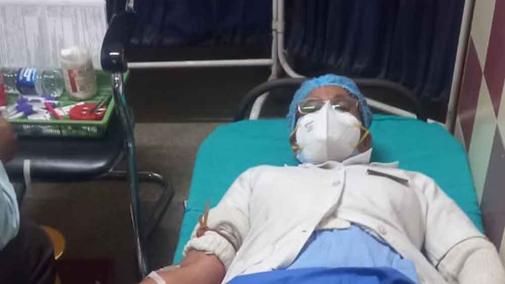 রক্ত দিচ্ছেন এম আর বাঙুরের নার্সিং সুপার লক্ষ্মী নন্দী। 