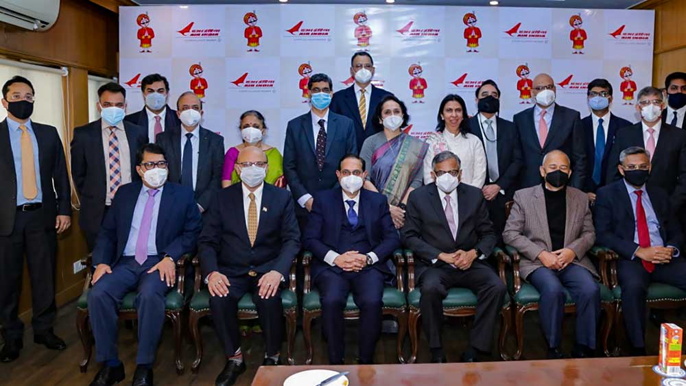 হস্তান্তরের পর টাটা গোষ্ঠীর চেয়ারম্যানের সঙ্গে এয়ার ইন্ডিয়ার পদাধিকারীরা।