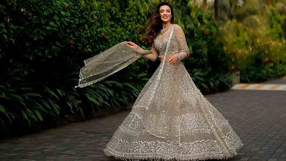 বিয়ের দিন নিজেকে সাজাতে সারার নকশা করা পোশাকের উপরেই ভরসা রাখেন বাংলাদেশের বহু তারকা। তা সে নুসরত ফারিয়া হোক বা বিদ্যা সিন্‌হা মিম, পিয়া জান্নাতুল অথবা শিরিন শিলা—  সারার সূক্ষ্ম কারিকুরিতে ভরা লেহেঙ্গা বা জারদৌজি অথবা নিছকই শাড়িতে মজেছেন এই অভিনেতা, মডেলরা।