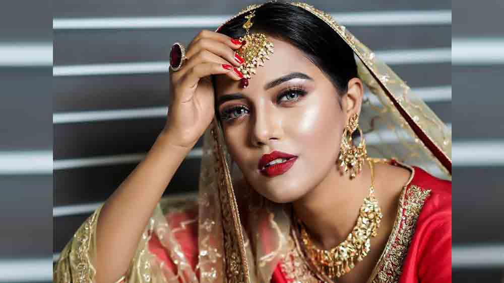 বিয়ের সাজে ‘ফিউশন’ ঘটিয়ে ফেলেছেন তিনি। সারার তৈরি পোশাকে পশ্চিমী ধাঁচের ‘কাট’-এর সঙ্গে জুড়েছে বাংলাদেশের কারিগরদের সুনিপুণ হাতের কাজ।