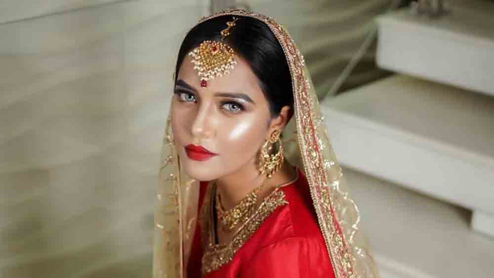 ‘ব্রাউডাল কালেকশন’-এর নিজস্ব ঘরানা তৈরি করা সারার শুরুটা কিন্তু ফ্যাশন জগতে হয়নি। বরং ইংরেজি সাহিত্যে স্নাতকোত্তর করার পর শিক্ষকতাকেই পেশা হিসেবে বেছে নিয়েছিলেন। বাংলাদেশের একটি ইংরেজি মাধ্যম স্কুলে প়ড়ানোর কাজ করেছেন। তার পর একটি বেসরকারি বিশ্ববিদ্যালয়েও শিক্ষকতা করছিলেন। তার পর আচমকাই তাঁকে এ জগতে পা রাখতে হয়।