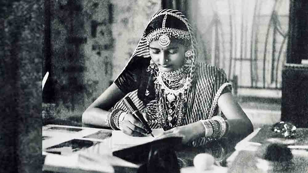 প্রায় ৩৭ বছর আগে কনের সাজপোশাক নিয়ে কাজ শুরু করেছিলেন সারা। সে সময় অবশ্য তাঁর ঠাকুরমা-শাশুড়ি (খুড়িশাশুড়ি) কারিগরদের দিয়ে পোশাকের নকশা করতেন। সেই ব্যবসার ভার নেন সারা। বার্ধক্যজনিত কারণে খুড়িশাশুড়ি ব্যবসার কাজকারবার দেখতে পারতেন না। সে সময় থেকেই তাঁর ব্যবসার দায়িত্ব নেন সারা। খুড়িশাশুড়ি তাঁর অনুপ্রেরণা বলেও জানিয়েছেন তিনি। নিজের ঠাকুরমাও তাঁকে উদ্বুদ্ধ করেছেন।