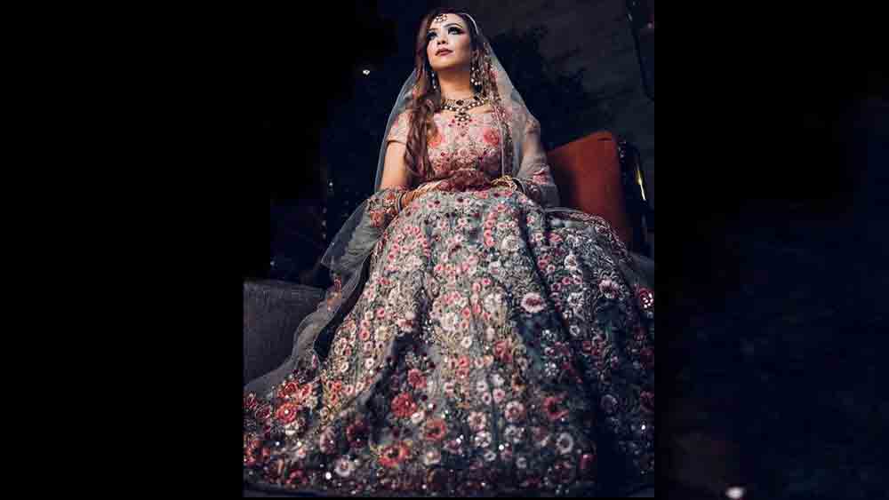 নিজের তৈরি কনের সাজে পাশ্চাত্যের অন্ধ অনুকরণ করেন না সারা। বরং সূচের সূক্ষ্ম কাজর সঙ্গে পশ্চিমী ধাঁচের ‘কাট’-কেও গুরুত্ব দেন বলে জানিয়েছেন তিনি।