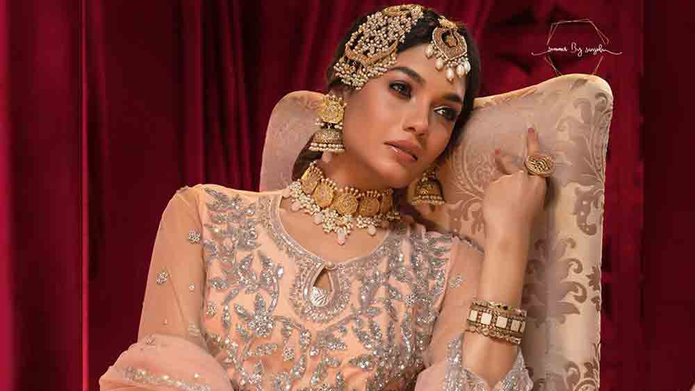 বিয়ের পোশাকের সঙ্গে কনের সাজেরও পরিকল্পনা থাকে সারার। কনেতে কী ধরনের গয়না এবং প্রসাধনী মানানসই লাগবে, সে বিষয়েও ক্রেতাদের পরামর্শ দেন সারা।