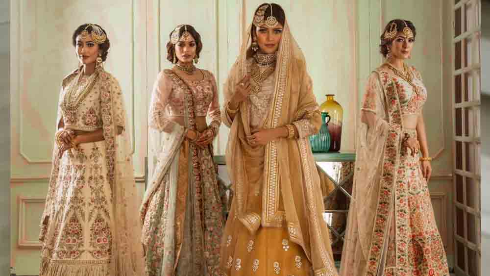 বাংলাদেশের তারকাদের অনেকেই সারার ‘ব্রাউডাল কালেকশন’-এ ভক্ত। তবে পড়শি দেশের তারকাদেরও মন জয় করেছেন সারা।